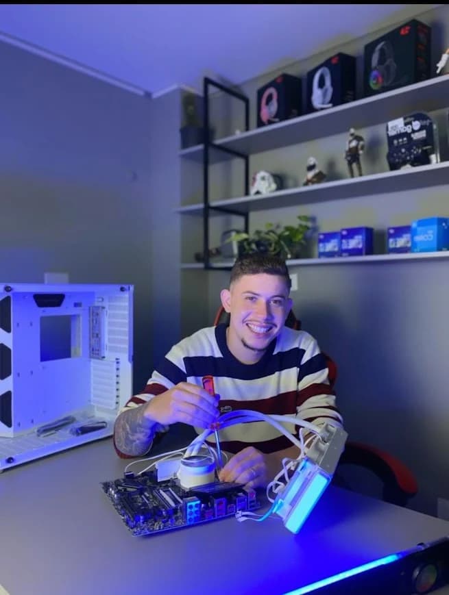 Kassio Kennedy trabalhando com hardware de computador